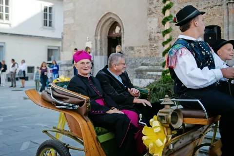 Zlatomašnik Stanislav Zidar in slavnostni pridigar Maks Ipavec sta se na zapravljivčku pripeljala pred kranjsko cerkev. / Foto: Primož Pičulin / Foto: 