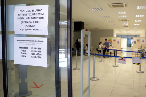 korona epidemija bolezen / Foto: Tina Dokl