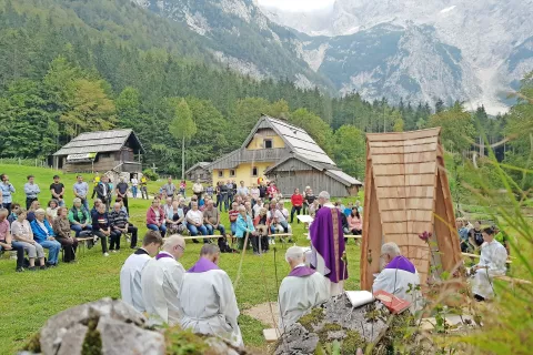 Pri Gorniškem centru Dava Karničarja so jezerskemu alpinistu in ekstremnemu smučarju postavili kapelico in jo ta teden blagoslovili. / Foto: Andrej Karničar / Foto: 