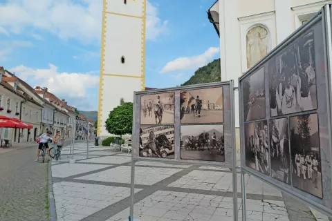 Razstava fotografij noš na Šutni bo na ogled še v jeseni. / Foto: 