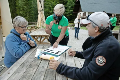 Akcija Gluhi strežejo v planinskih kočah tokrat poteka že tretje leto v desetih planinskih kočah. Gluhi prostovoljci so stregli tudi v Planinskem domu Tamar. / Foto: Primož Pičulin / Foto: 