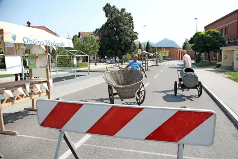 V občini Medvode, ki je bila v zadnjih dveh letih izbrana kot ena najbolj aktivnih lokalnih skupnosti v državi, so Evropski teden mobilnosti z zaporo središča Medvod za promet začeli že v ponedeljek. / Foto: 