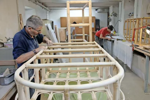 Socialno podjetje Fundacije Vincenca Drakslerja zaposluje osemindvajset ljudi, v njihovi mizarski delavnici v Pristavi pri Tržiču pa uporabniki reintegracijskega centra opravljajo tudi delovno rehabilitacijo. / Foto: Gorazd Kavčič / Foto: 