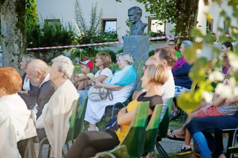 Križnikovim pravljicam so v parku prisluhnili poslušalci vseh generacij. / Foto: 