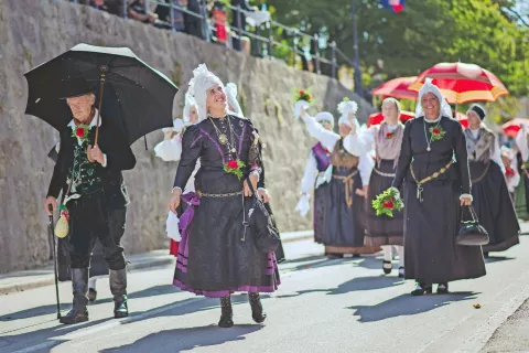 Slavnostne povorke se vsako leto v »črni noši« udeleži skupaj s svojim možem. / Foto: Anže Mulec (Zavod za turizem, šport in kulturo Kamnik) / Foto: 
