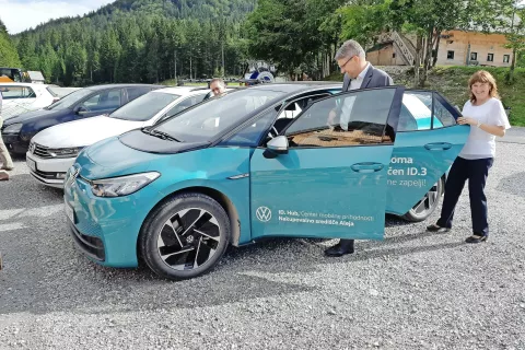 Domelovo znanje je vgrajeno tudi v povsem novi Volkswagnov ID.3. Z njim sta se zapeljala tudi predsednik uprave Domel Holdinga Matjaž Čemažar in sodelavka iz marketinga Romana Lotrič. / Foto: 