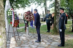 Predsednik Borut Pahor je k spomeniku bazoviških junakov v Prešernovem gaju položil venec. / Foto: Gorazd Kavčič / Foto: 