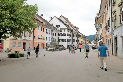 Tudi zgodovinsko Škofjo Loko je v letošnji sezoni obiskalo manj tujih turistov. / Foto: Primož Pičulin / Foto: 