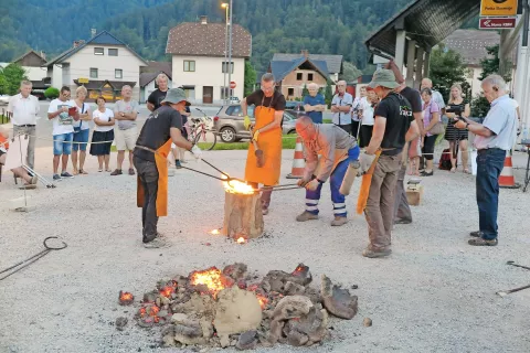 Najbolj zanimivo je bilo spremljati podiranje peči in kovanje žarečega »volka« na lesenem tnalu. / Foto: 