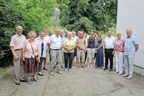 Špitalski Slovenci z duhovnikom Jožetom Andolškom (tretji z desne) po nedeljski maši v cerkvi svetega Tomaža. Pred tem so se zbirali tudi v kapelici, postavljeni na območju nekdanjega taborišča. / Foto: 