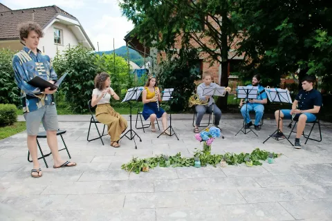 V Poljanski dolini je konec julija odmevala glasbena pravljica Peter in volk, ki so jo izvedli Ana Marinko, Hana Kavčič, Denis Fortunat, Ruben Hudnik, Janez Pincolič in Nejc Poljanec. / Foto: Primož Pičulin / Foto: 