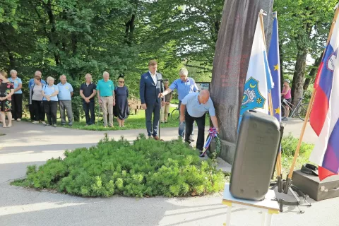 Venec k spomeniku so položili podžupan Aleksander Uršič, predsednik Zveze borcev NOB Kamnik - Komenda Dušan Božičnik in predsednik krajevnega odbora Kamnik Emil Grzinčič. / Foto: 