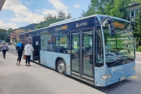 Zelo velika možnost okužbe je tudi pri uporabi javnega potniškega prometa, izhaja iz videa, ki ga je pripravil Urad vlade za komuniciranje. / Foto: 