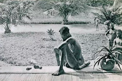 Nesrečni oče strmi na odsekane dele rok in nog svoje petletne hčerke, ki so jo kaznovali zato, ker ni nabrala dovolj kavčukovca. Kongo, 15. 5. 1904. / Foto: Wikipedija / Foto: 