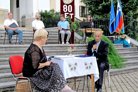 Angelca Maček v pogovoru z avtorjem knjige Silvom Sircem / Foto: 