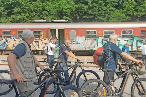 V ponedeljek zjutraj so zgornjegorenjski župani na železniški postaji Bled kolesa naložili na vlak, s katerim so se odpravili na skupni obisk Posočja. / Foto: 