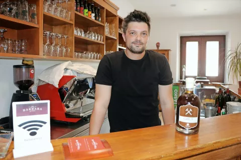 Idrijčan Dejan Lidjan (na fotografiji) in Urban Jelovčan, ki pa je Gorenjec, sta pred časom združila moči ter v svoje roke vzela Gostišče Barbara. / Foto: 