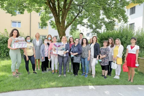 Udeleženke projekta Socialna aktivacija Gorenjske so prejšnji teden v Dom upokojencev Kranj prinesle terapevtske odeje. / Foto: Tina Dokl / Foto: 