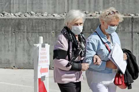 Zaradi slabšanja epidemiološke slike in razmer v soseščini vlada uvaja nove ukrepe. Slika je simbolična. / Foto: Gorazd Kavčič / Foto: 