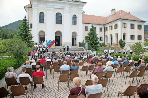 V Adergasu so pripravili pester kulturni program z domovinsko tematiko. / Foto: Aleš Senožetnik / Foto: 