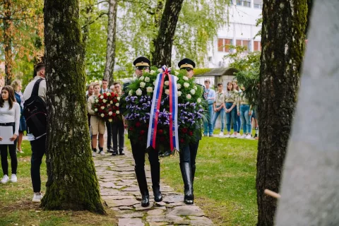 V imenu predsednika republike je venec k spomeniku bazoviškim junakom položila častna garda Slovenske vojske. / Foto: Primož Pičulin