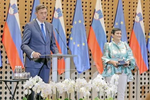 Monika Ažman je v imenu medicinskih sester in tehnikov, negovalcev, bolničarjev in babic od predsednika Boruta Pahorja sprejela repliko jabolka navdiha. / Foto: Tina Dokl / Foto: 