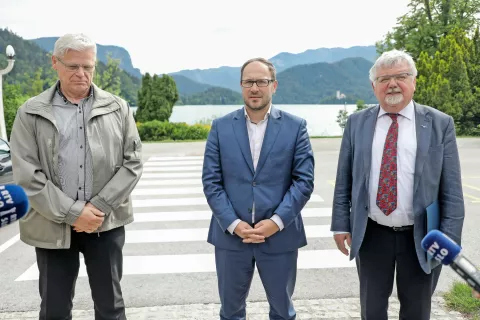 Minister Jernej Vrtovec (na sredini) se je na Bledu sestal z blejskim županom Janezom Fajfarjem (desno) in bohinjskim županom Jožetom Sodjo. / Foto: Tina Dokl / Foto: 