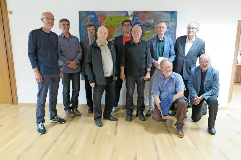 Vodja Galerije Prešernovih nagrajencev Marko Arnež in kranjski župan Matjaž Rakovec v družbi na odprtju prisotnih umetnikov oziroma njihovih dedičev, ki so razstavljena dela v preteklih letih podarili galeriji / Foto: Igor Kavčič / Foto: 