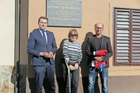 Spominsko ploščo Otonu Župančiču so odkrili župan Matej Slapar, pesnikova vnukinja dr. Alenka Župančič in lastnik stavbe ter pobudnik Damijan Rostan. / Foto: 