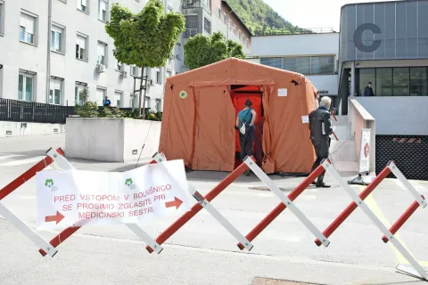 Splošno bolnišnico Jesenice so zaradi okužbe ene od medicinskih sester takoj zaprli za obiskovalce. / Foto: Gorazd Kavčič (arhiv) / Foto: 