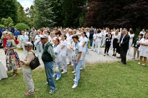 V parku pred Kliniko Golnik so imeli včeraj slovesnost ob koncu epidemije, na kateri so se vsem zaposlenim, strokovnim ustanovam, lokalni skupnosti, donatorjem in medijskim hišam zahvalili za odlično sodelovanje, učinkovito delo in odgovorno vedenje, ki je močno pripomoglo k uspešni zajezitvi epidemije. / Foto: Primož Pičulin / Foto: 