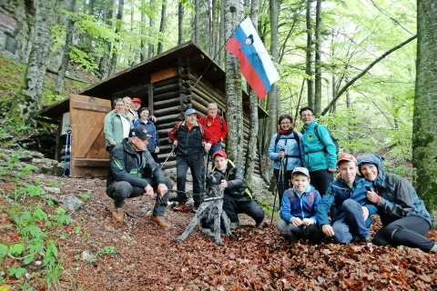 Pohodniki k partizanski bolnišnici Košuta / Foto: ZB Preddvor / Foto: 