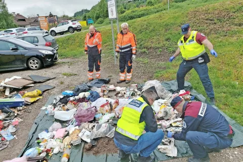 Jeseniški redarji in inšpektorji so opravili temeljit pregled vsebine ekoloških otokov in v zabojnikih našli marsikaj, kar tja ne sodi ... / Foto: 