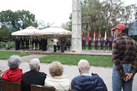 Slovesnost ob grobnici padlih borcev v grajskem parku v Radovljici je tudi letos pripravil krajevni odbor Združenja borcev za vrednote NOB. / Foto: Gorazd Kavčič