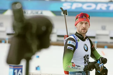 Jakov Fak je bil v zadnji zimi uspešnejši kot sezono prej, kljub temu pa ni povsem zadovoljen. Kot pravi, ni bilo želene uvrstitve na stopničke ali medalje na svetovnem prvenstvu. / Foto: Gorazd Kavčič / Foto: 