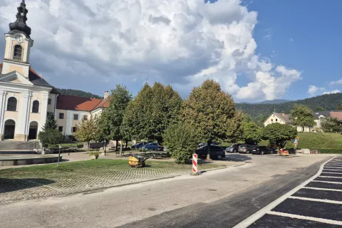 Občina Cerklje ureja parkirišče pred cerkvijo v Adergasu in cesto skozi vas. / Foto: Ana Jagodic Dolžan