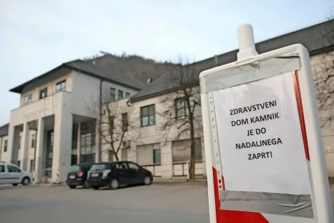 Občini Kamnik in Domžale ne povezuje le bližina Ljubljane in podobno število okuženih, ampak tudi zdravstveni dom, ki so si ga v Domžalah minuli teden delili občani obeh občin. Kamniškega so z vladnim ukrepom namreč zaprli (na sliki) – odprli naj bi ga v teh dneh. / Foto: Gorazd Kavčič / Foto: 