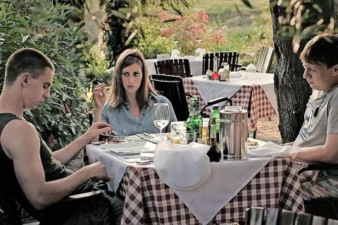 Iz filma Izlet, v katerem igra tudi Kranjčanka Nina Rakovec. Ob njej sta na fotografiji še Jure Henigman in Luka Cimprič. / Foto: arhiv SFC / Foto: 