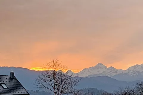 Lepe večerne prizore je priporočljivo občudovati skozi okno. / Foto: 