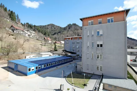 Bivalni zabojniki ob Splošni bolnišnici Jesenice / Foto: Gorazd Kavčič / Foto: 