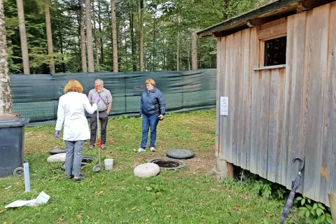 Vzorčenje v čistilni napravi v kampu Alpe v Kamniški Bistrici / Foto: Rajko Slapnik / Foto: 