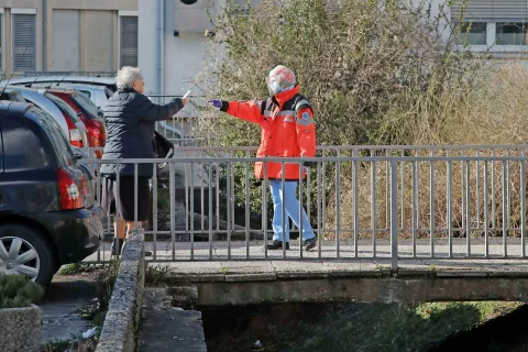 Najbolj izpostavljeni v boju proti covidu-19 so starejši, ki zahtevajo pozornost ter solidarnost vseh nas, je poudaril uradni vladni govorec Jelko Kacin (slika je simbolična). / Foto: Gorazd Kavčič / Foto: 