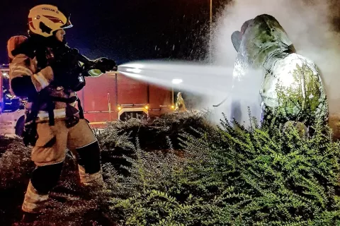 Požar na kipu mamuta so pogasili kranjski poklicni gasilci. /Foto: GARS Kranj / Foto: 