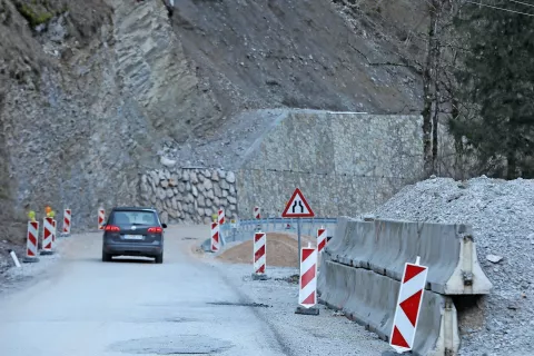 Brežini dober kilometer naprej od Zalega Loga (na fotografiji) in ob davškem mostu so sanirali lani, cestna odseka pod njima pa nameravajo urediti do poletja. / Foto: Gorazd Kavčič / Foto: 