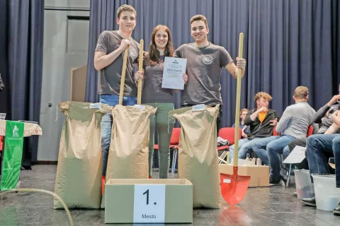 Zmagovalci: tretja ekipa DPM Zgornjesavske doline (od leve proti desni: Žiga Ferk ter Patricija in Domen Černe) s priznanjem in praktičnimi nagradami / Foto: Tina Dokl / Foto: 