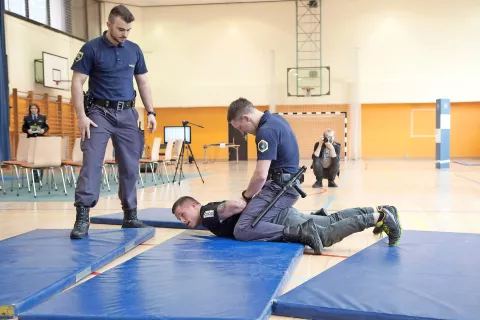 Delo policista je lahko tudi precej stresno. / Foto: 