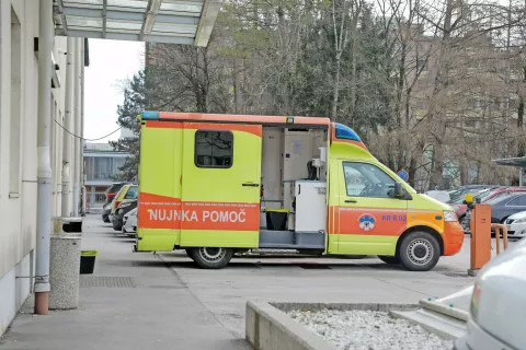 Vstopna točka je tudi pred Zdravstvenim domom Kranj. Začasno odvzem brisa na koronavirus poteka v reševalnem vozilu, danes naj bi le dobili zabojnik. Od 25. februarja do 8. marca so vzeli 31 brisov, vsi so bili negativni. / Foto: Tina Dokl / Foto: 