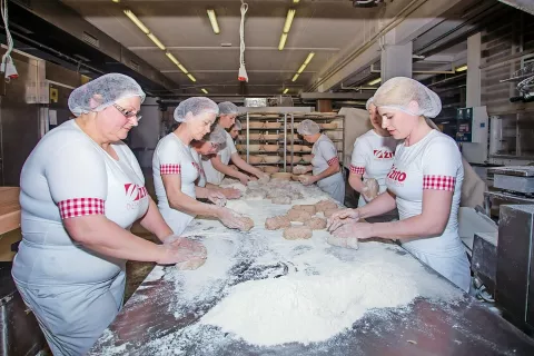 Nekatere vrste nagrajenega kruha pečejo tudi v Žitovi pekarni (Gorenjka) v Lescah. / Foto: 