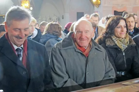 Viktor Marketz (v sredini) s hčerko Moniko in njenim možem Karlom na posvetitvi svojega sina Jožefa oziroma Jozeja za celovškega škofa / Foto: 