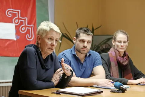 Lidija Jerkič, Matej Jemec in Mirela Žnidarec so ob posvetu v Škofji Loki predstavili dileme ob izplačilih prve minimalne plače. / Foto: Gorazd Kavčič / Foto: 